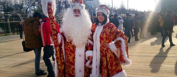 Дед мороз и Снегурочка на площади Независимости в Ташкенте - Sputnik Узбекистан