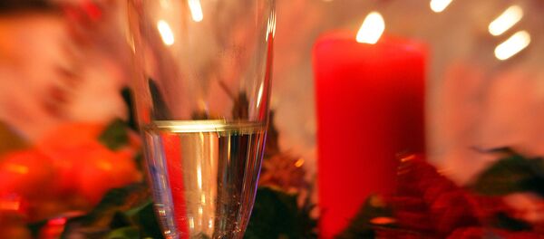 Бокал шампанского в новогоднюю ночь Бокал шампанского в новогоднюю ночь - Sputnik Узбекистан