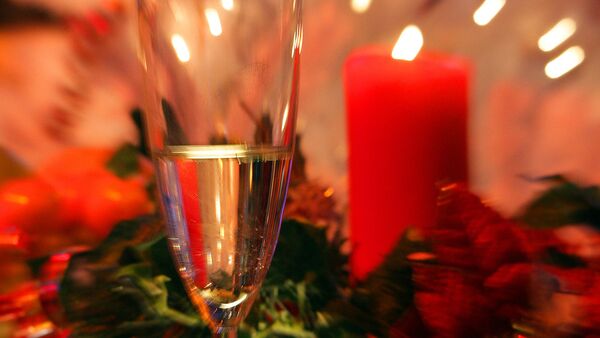 Бокал шампанского в новогоднюю ночь - Sputnik Ўзбекистон