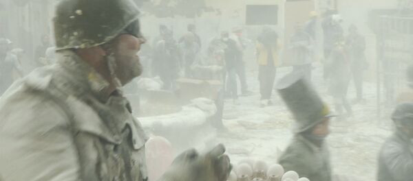 Праздник непослушания: испанцы в День простаков кидаются яйцами и мукой - Sputnik Узбекистан