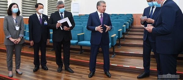 Шавкат Мирзиёев поручил пересмотреть систему высшего образования в стране Шавкат Мирзиёев поручил пересмотреть систему высшего образования в стране - Sputnik Ўзбекистон