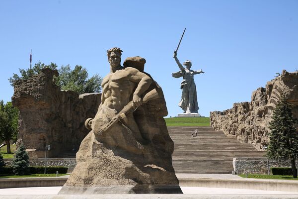 Монумент Родина-мать зовет! на Мамаевом кургане в Волгограде после реставрации. - Sputnik Узбекистан