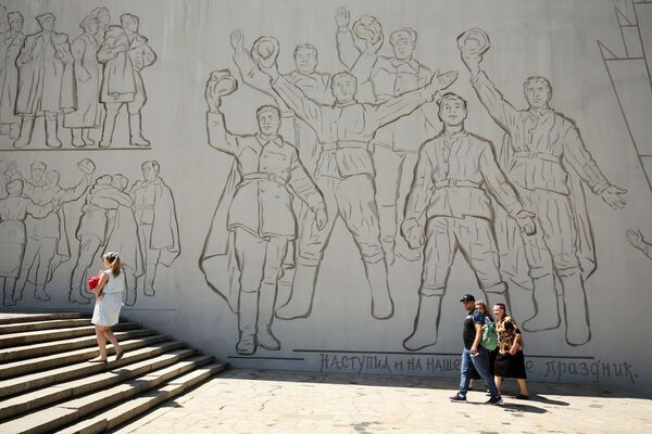 Посетители на территории мемориального комплекса Героям Сталинградской битвы на Мамаевом кургане в Волгограде. - Sputnik Узбекистан