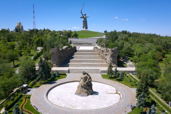 Монумент Родина-мать зовет! на Мамаевом кургане в Волгограде после реставрации - Sputnik Узбекистан
