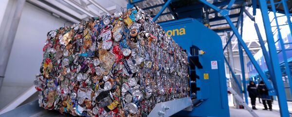 Спрессованные жестяные банки в комплексе по переработке отходов - Sputnik Узбекистан