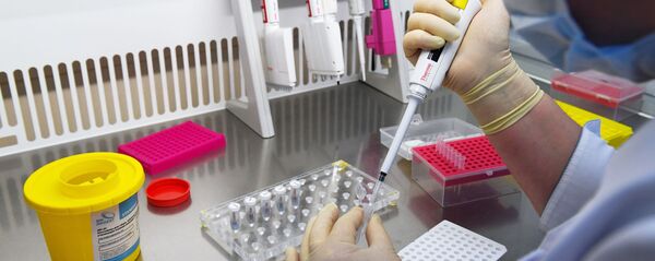 Сотрудница в лаборатории по анализу ДНК - Sputnik Ўзбекистон