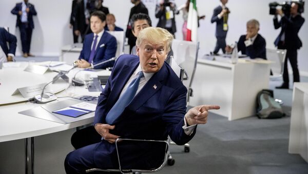 Президент США Дональд Трамп во время саммита G7 в Биаррице - Sputnik Ўзбекистон