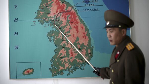 Северокорейский военный показывает на карте демилитаризованную зону на границе КНДР и Южной Кореи - Sputnik Ўзбекистон