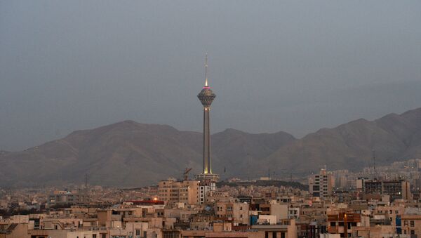 Вид на телебашню Бордж-е Милад в Тегеране - Sputnik Ўзбекистон