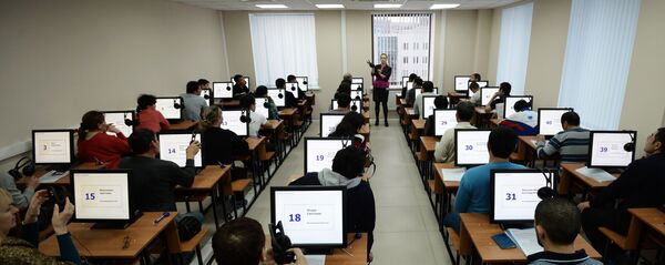 Иностранные граждане проходят электронное тестирование на знание русского языка - Sputnik Ўзбекистон