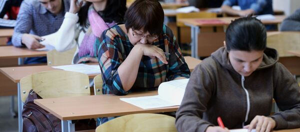 Сдача экзаменов в центре тестирования мигрантов Сдача экзаменов в центре тестирования мигрантов - Sputnik Ўзбекистон