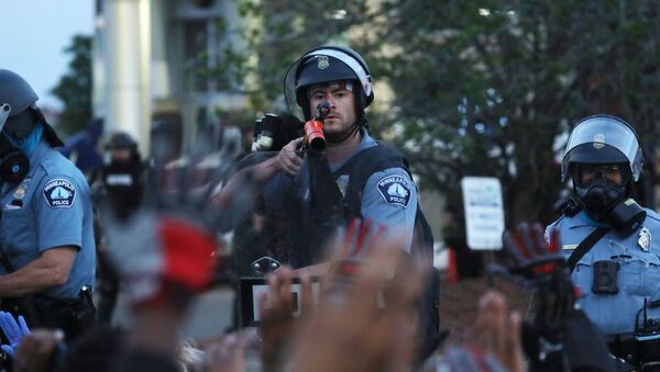 Сотрудники полиции во время акции протеста в Миннеаполисе - Sputnik Ўзбекистон