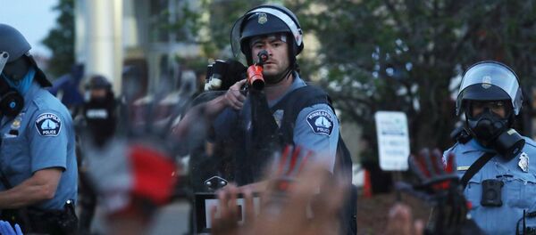 Сотрудники полиции во время акции протеста в Миннеаполисе Сотрудники полиции во время акции протеста в Миннеаполисе - Sputnik Ўзбекистон