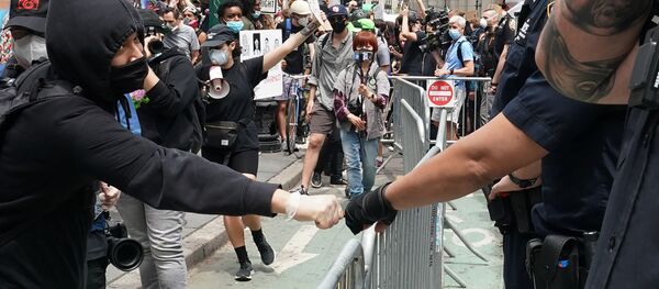 АҚШ сиёсий кучлари тартибсизликлардан қандай фойдаланмоқда АҚШ сиёсий кучлари тартибсизликлардан қандай фойдаланмоқда - Sputnik Ўзбекистон
