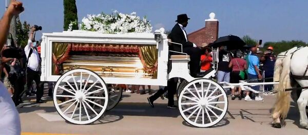 Золотой гроб и конный катафалк: как в Техасе хоронили Джорджа Флойда Золотой гроб и конный катафалк: как в Техасе хоронили Джорджа Флойда - Sputnik Узбекистан