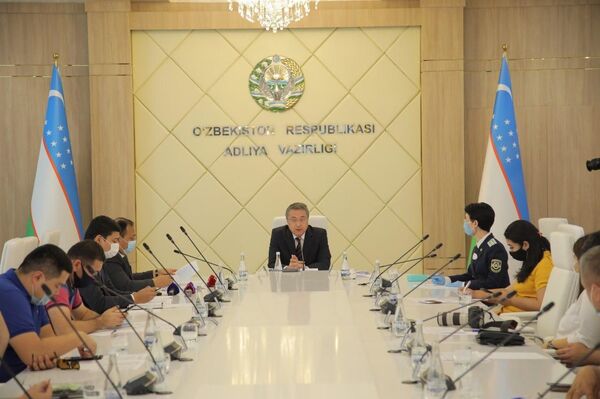 Права чиновников открывать счета в зарубежных банках изучат дополнительно - Sputnik Узбекистан