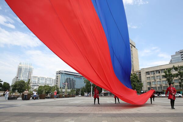 Празднование Дня России на главной городской площади в Краснодаре. - Sputnik Узбекистан
