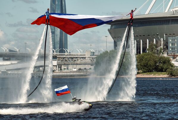 Спортсмены сборной России по гидрофлаю открывают празднование Дня России поднятием флага на Петровской косе в Санкт-Петербурге - Sputnik Узбекистан