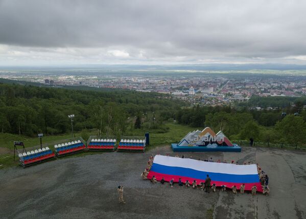Участники акции Флаг России на горе Большевик в Южно-Сахалинске. - Sputnik Узбекистан