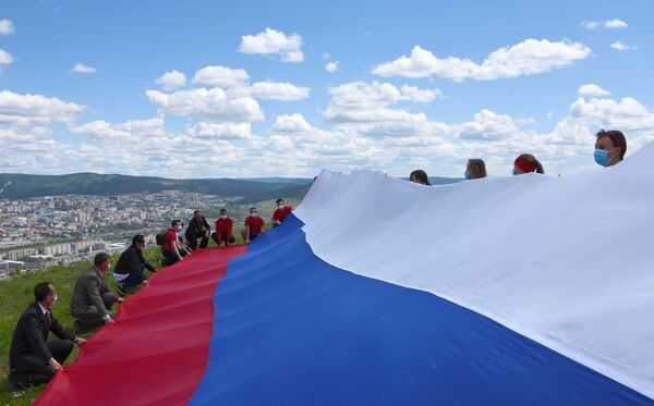 Российский флаг развернули на Титовской сопке в Чите. - Sputnik Узбекистан