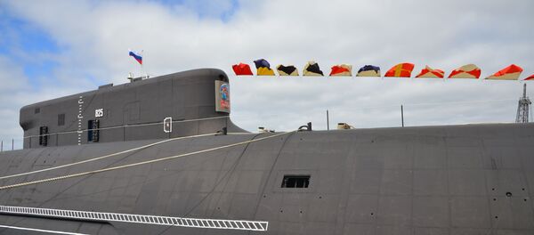 Поднятие Андреевского флага на атомной подводной лодке Князь Владимир - Sputnik Узбекистан