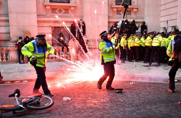 Londonda protestlar vaqtida politsiya xodimlari, 07.06.20. - Sputnik O‘zbekiston