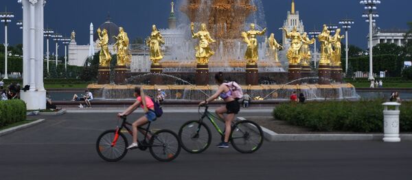 Посетители ВДНХ у фонтана Дружба народов - Sputnik Узбекистан