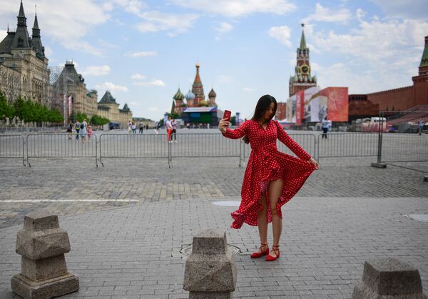 Moskva, Qizil maydonida ayol selfiga tushmoqda - Sputnik O‘zbekiston