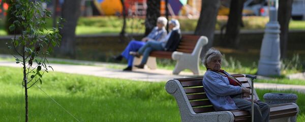Пожилая женщина на лавочке - Sputnik Ўзбекистон