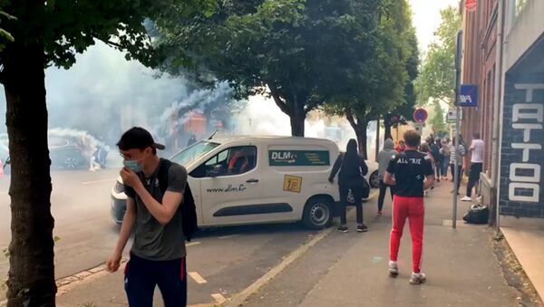 Fransuzskaya politsiya slezotochivim gazom razognala protestuyushix protiv rasizma - Sputnik O‘zbekiston