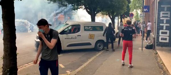 Французская полиция слезоточивым газом разогнала протестующих против расизма Французская полиция слезоточивым газом разогнала протестующих против расизма - Sputnik Ўзбекистон