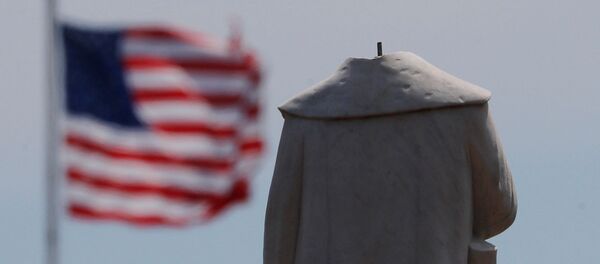 Протестующие обезглавили монумент первооткрывателя Америки Христофора Колумба в Бостоне - Sputnik Узбекистан