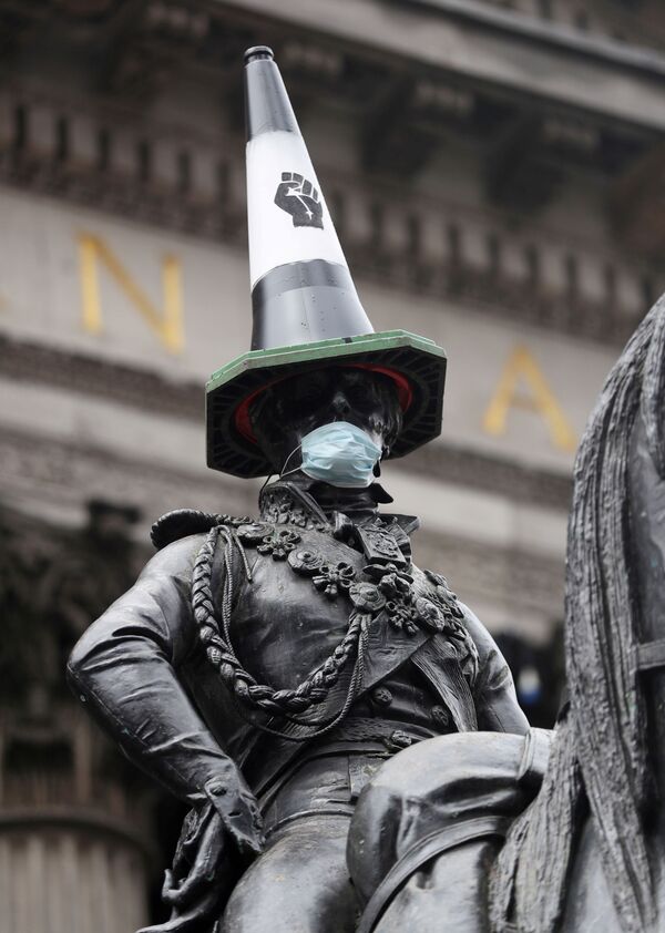 Конная статуя герцога Веллингтона с дорожным конусом на голове и в маске после акций протеста в Глазго, Великобритания. - Sputnik Узбекистан