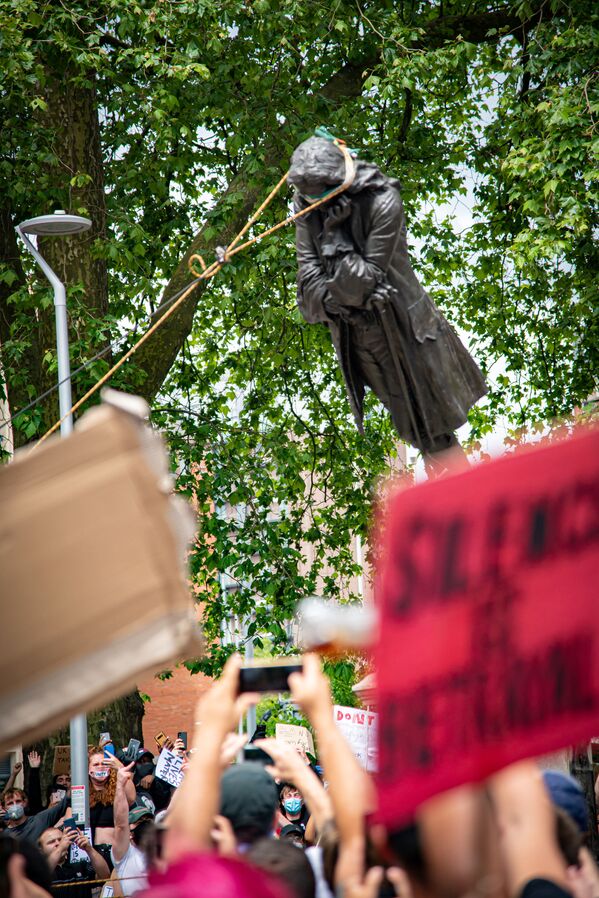 Демонстранты свергают статую Эдварда Колстона, Бристоль, Великобритания. - Sputnik Узбекистан