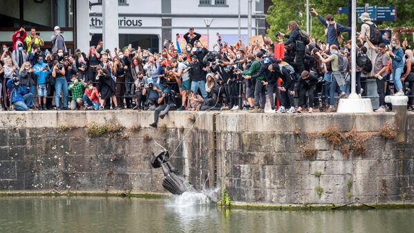 Демонстранты сбрасывают в воду статую Эдварда Колстона, Бристоль, Великобритания. - Sputnik Узбекистан
