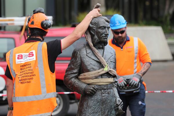 Рабочие убирают статую капитана Джона Фейна Чарльза Гамильтона с Гражданской площади в Гамильтоне из-за поступивших угроз. - Sputnik Узбекистан