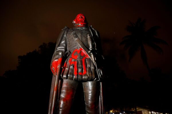 Оскверненная статуя Христофора Колумба,  Майами, штат Флорида, США. - Sputnik Узбекистан