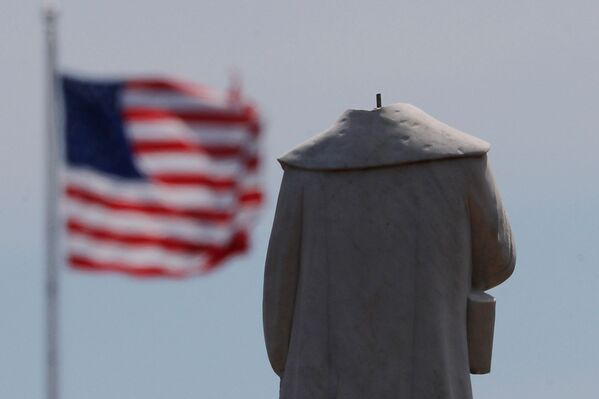 Протестующие обезглавили монумент первооткрывателя Америки Христофора Колумба в Бостоне. - Sputnik Узбекистан