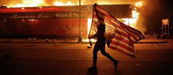 Протестующий с флагом США - Sputnik Узбекистан