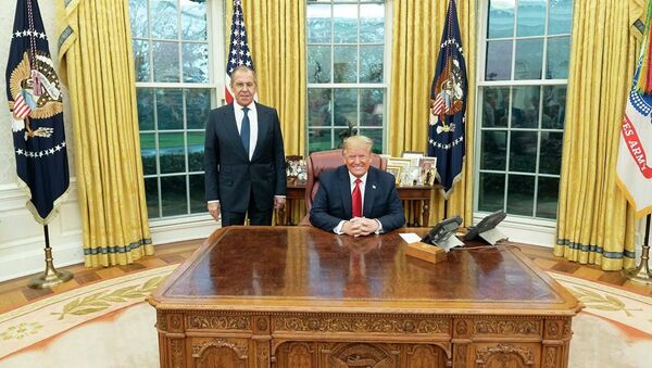 Министр иностранных дел РФ Сергей Лавров и президент США Дональд Трамп в Белом доме - Sputnik Узбекистан