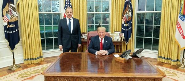Министр иностранных дел РФ Сергей Лавров и президент США Дональд Трамп в Белом доме - Sputnik Узбекистан