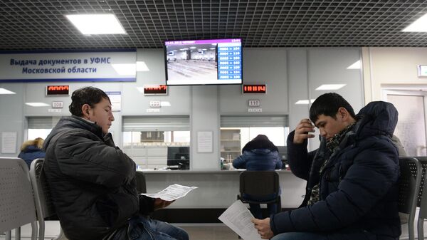 Иностранные граждане получают трудовой патент в Едином миграционном центре Московской области. - Sputnik Узбекистан