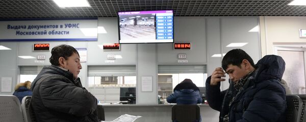 Иностранные граждане получают трудовой патент в Едином миграционном центре Московской области. - Sputnik Ўзбекистон