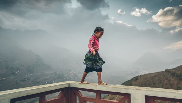 Вьетнамская девочка ходит по перилам - Sputnik Узбекистан