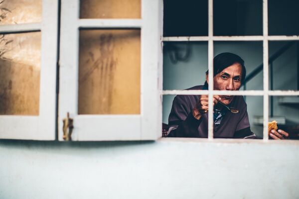 Вьетнамский мужчина в уличном кафе в Хойане - Sputnik Узбекистан