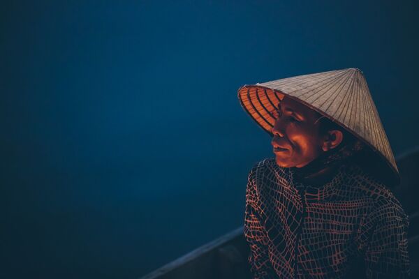 Женщина, освещенная плавающими свечами на реке Ту Бон, Вьетнам - Sputnik Узбекистан