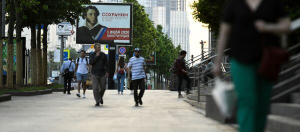 Агитация к голосованию по внесению поправок в Конституцию РФ в Москве - Sputnik Узбекистан