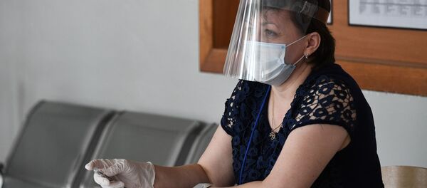 Женщина в защитной маске Женщина в защитной маске - Sputnik Ўзбекистон