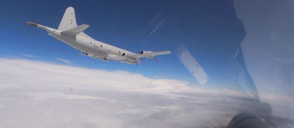 Россия Су 27 қирувчилари АҚШ В 52H бомбардимончисини тўхтатиб қолишди Россия Су 27 қирувчилари АҚШ В 52H бомбардимончисини тўхтатиб қолишди - Sputnik Ўзбекистон