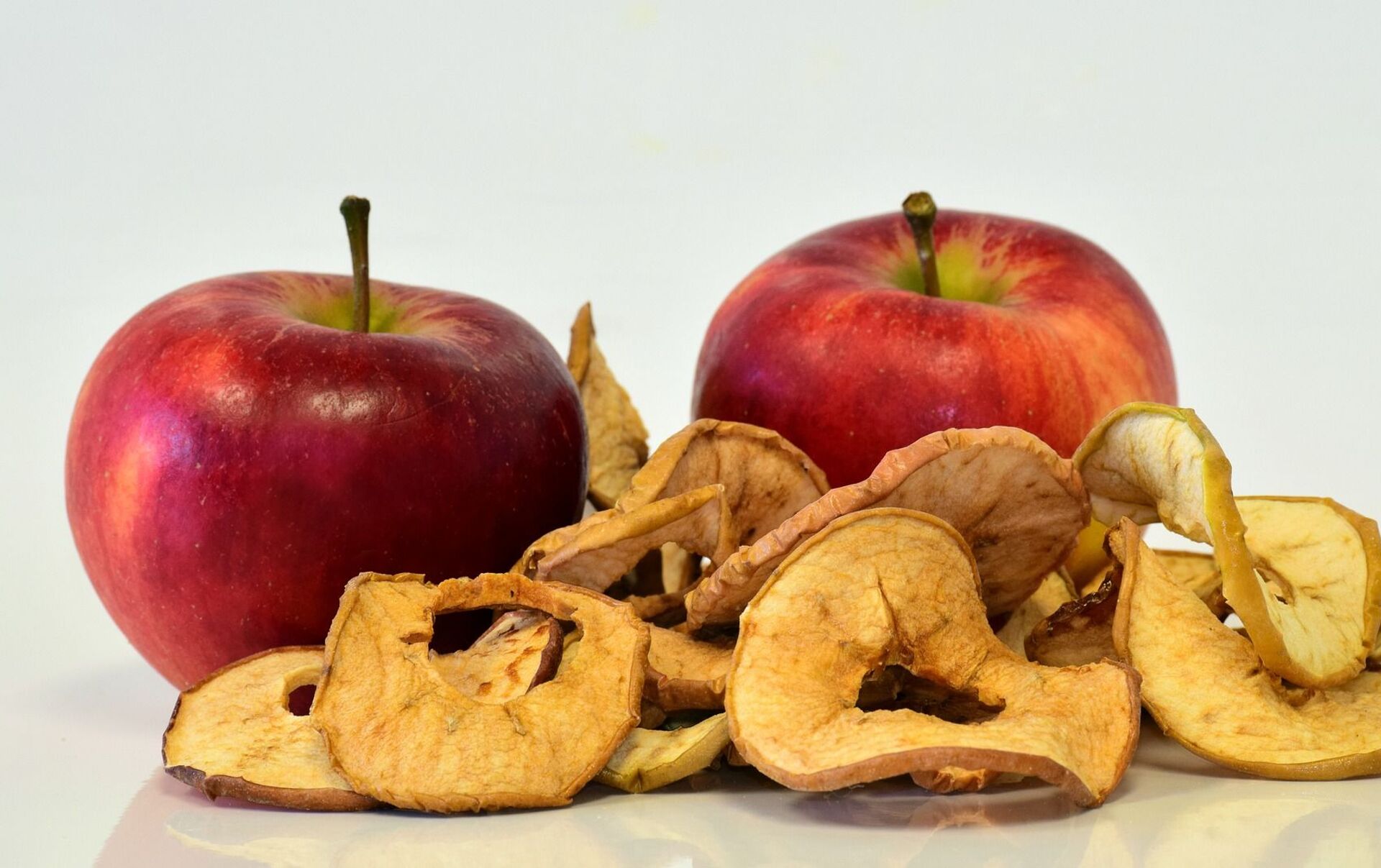 Сравни условия засушивания яблок на разных подносах. Сухофрукты яблоки. Сухофрукты яблоки груши. Яблоко сушеное кусочками. Сушеные яблоки в шоколаде.